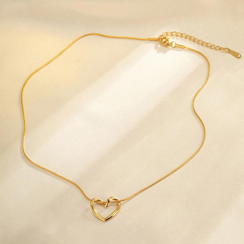 "Golden Heart Knot Necklace" 18K Gold-Plated Anti Tarnish