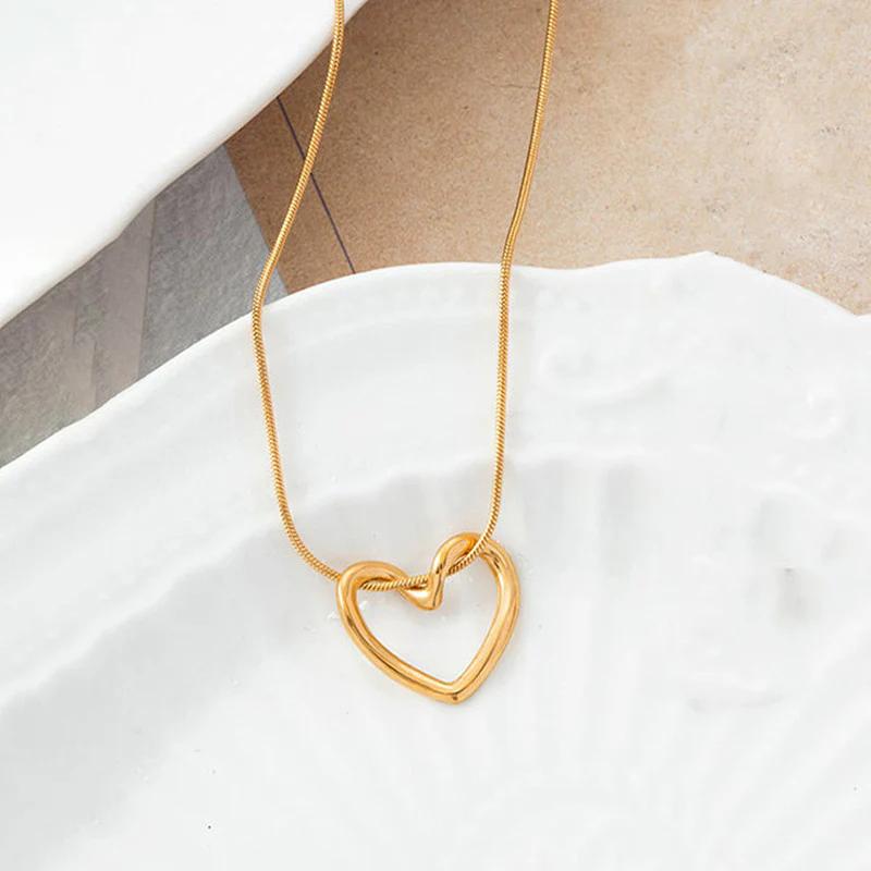 "Golden Heart Knot Necklace" 18K Gold-Plated Anti Tarnish