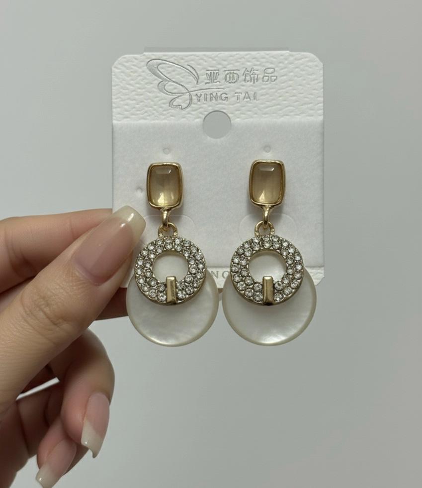 Elegant White Circle Drops