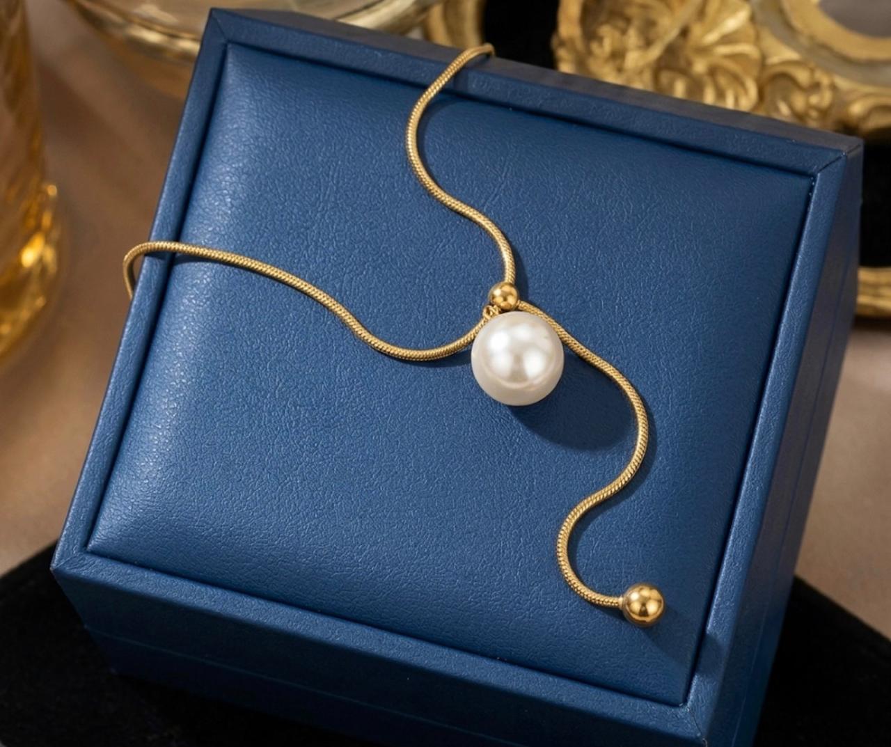 Pearl Studded Pendant Necklace